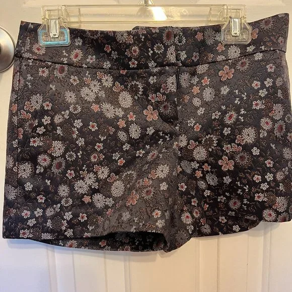 Ann Taylor LOFT Brocade Floral Shorts Size 00 - Picture 1 of 3